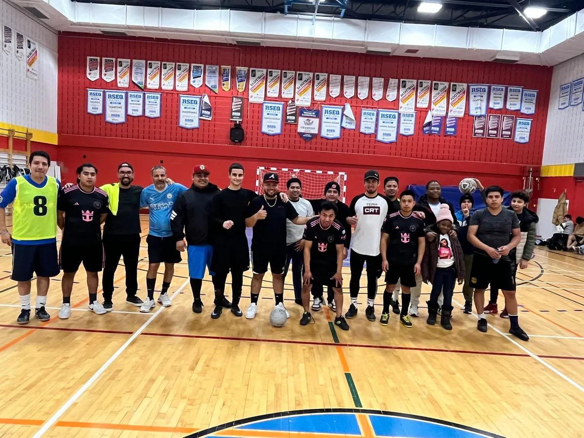 Célébration d'un but au soccer interculturel